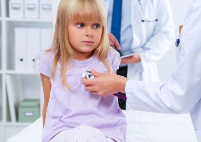 Examen de la niña por el médico en la clínica.