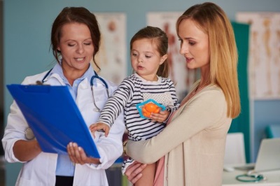 Doctor y niño en la recepción.