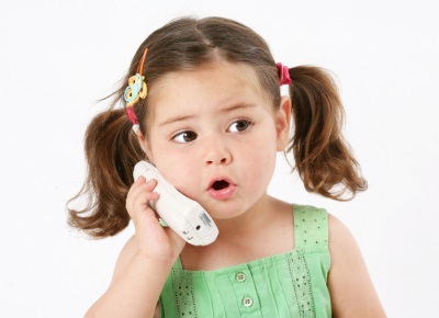 Niño hablando por telefono