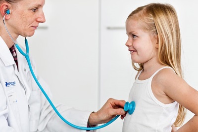 El médico examina al niño.