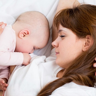 Bambino allattamento al seno