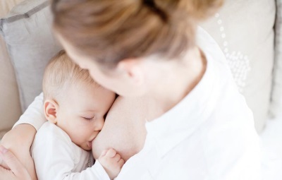 Bambino allattamento al seno