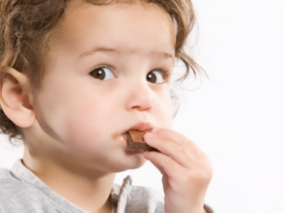 Niño comiendo una barra de chocolate