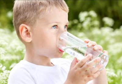 Acqua potabile del bambino