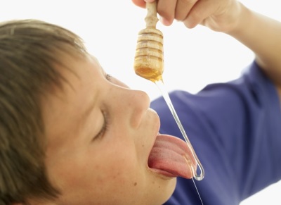 Treatment of stomatitis in a child with honey