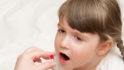 Il bambino beve antibiotici