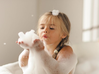 Il bambino sta facendo il bagno