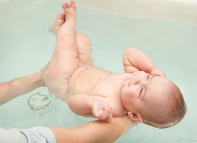 Infant bathes in the bath