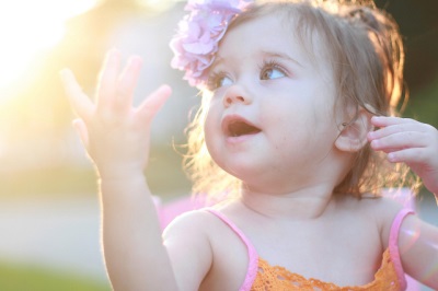 il sole splende sulla ragazza