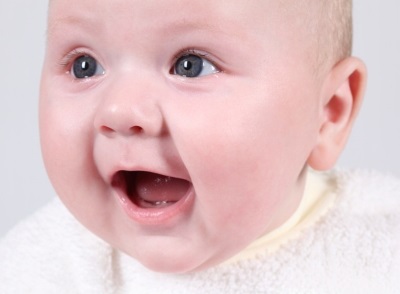 Hermoso bebe con la boca abierta