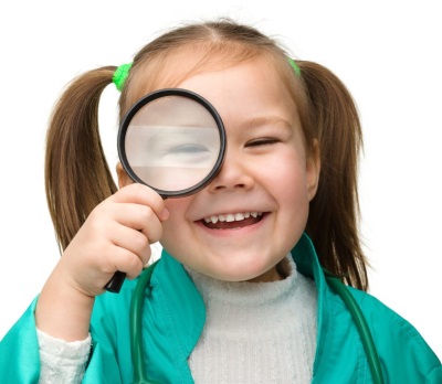 Bata bilang isang doktor na may magnifying glass