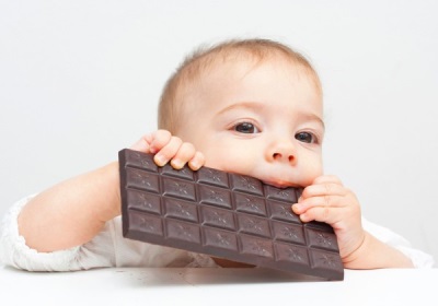 Bambino che mangia una barretta di cioccolato