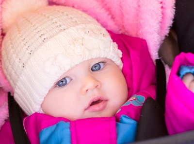 Bambina in un cappello e una giacca