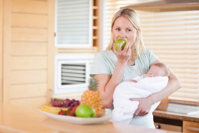 Mamma che allatta con il bambino