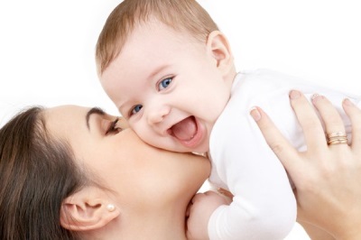 La mamma e il bambino stanno sorridendo