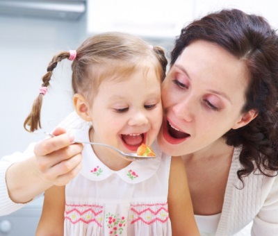 Il bambino con la mamma mangia