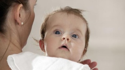 Baby in de armen van mijn moeder met een kolom