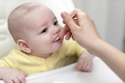 De baby drinkt van de lepel