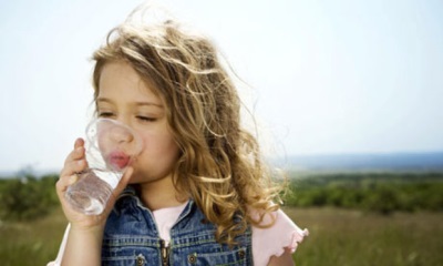 Bebe bebiendo agua