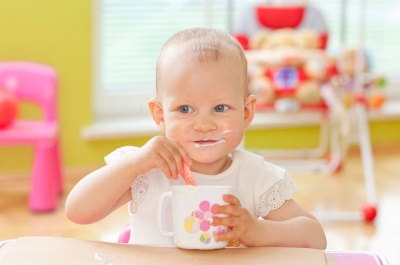 Comer bebe despues de vomitar.