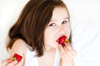 Niña comiendo fresas