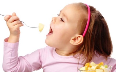 Niño comiendo ensalada de frutas