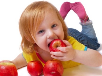 Niña comiendo una manzana