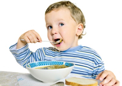 Il bambino di 3 anni mangia la zuppa