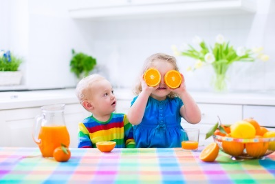 Il bambino mangia frutta