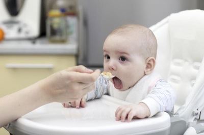 Bambino che si nutre di alimentazione artificiale a 5 mesi