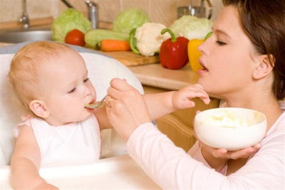 Menu for a child of 11 months - mother feeds from a spoon