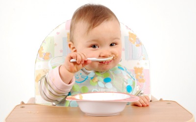 Complementary baby - eating porridge