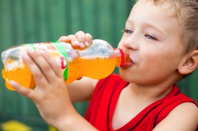 Niño bebe refresco