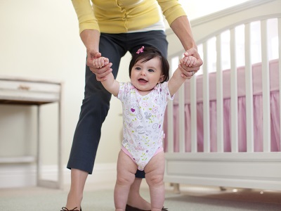 El bebé aprende a caminar a los 10 meses.