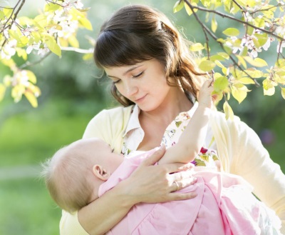 La mamá del bebé amamanta a los 11 meses.