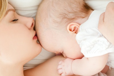 La mamma e il bambino di 5 mesi sono insieme