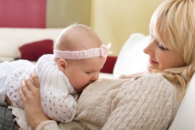 Lactancia materna de un bebé a los 8 meses.