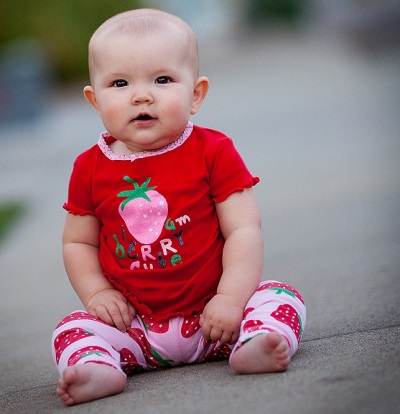 La niña se sienta a los 9 meses.