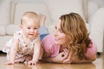 Bebé gateando a los 9 meses con mamá.