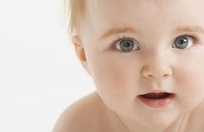 Gli sguardi del bambino, gli occhi grigi