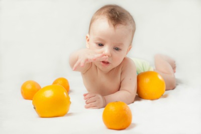 Pechuga de bebé con naranjas.