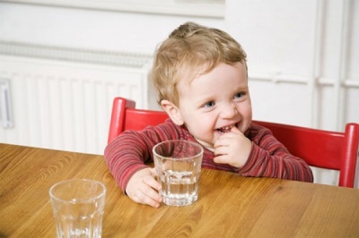 Il bambino beve acqua con glucosio