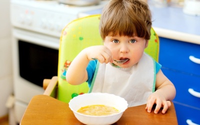 L'enfant suit un régime avec de l'acétone élevé.