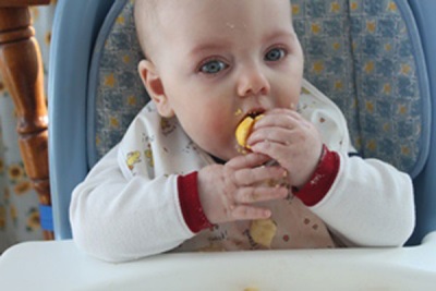 Bebe comiendo yema