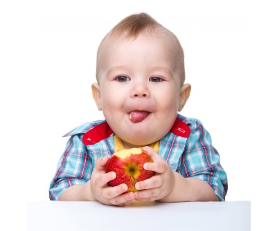 Bebé comiendo una manzana