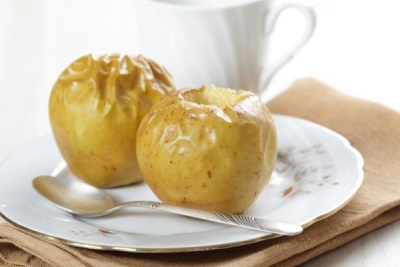 Manzanas al horno para la alimentación.