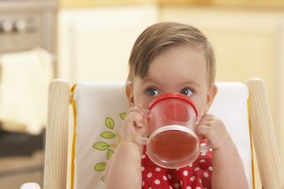 Niño bebe jugo de manzana