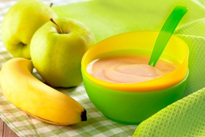 Puré de manzana y plátano para la nutrición infantil.