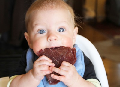 Bebé comiendo carne