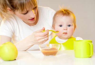 Puré de zanahoria comiendo bebe